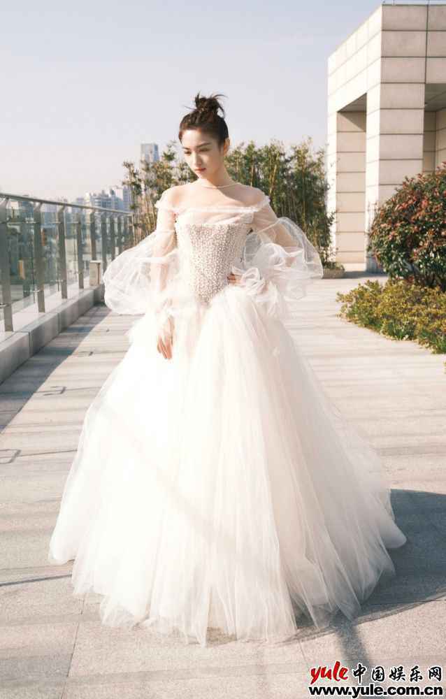 代露娃亮相舞台活动 献唱甜美情歌浪漫动人