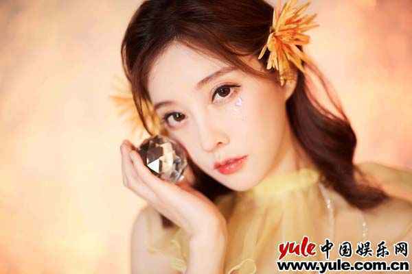 冯提莫生日会全开麦惊艳全场 新歌《光》首唱引期待