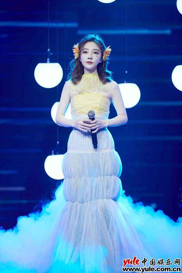 冯提莫生日会全开麦惊艳全场 新歌《光》首唱引期待