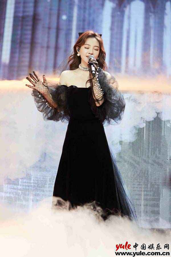 冯提莫生日会全开麦惊艳全场 新歌《光》首唱引期待