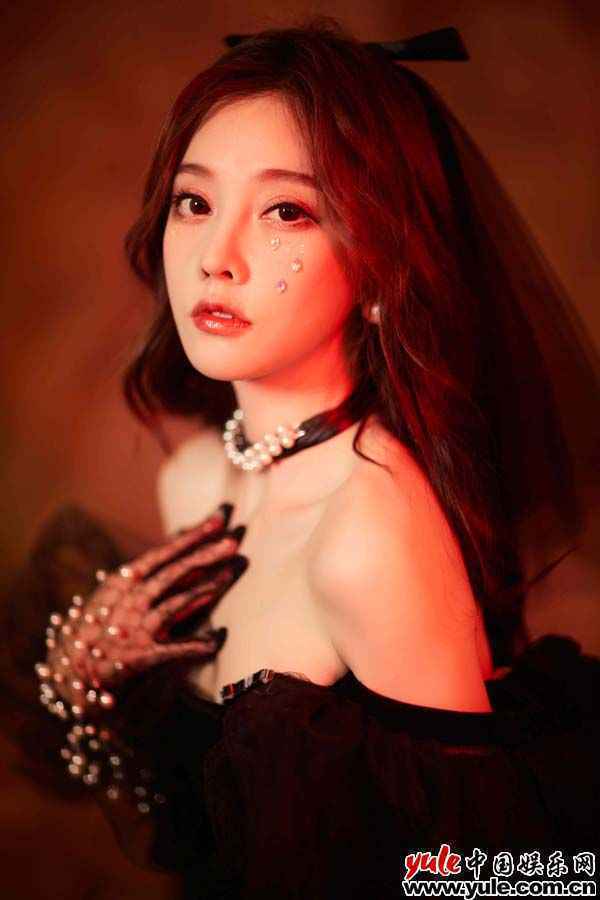 冯提莫生日会全开麦惊艳全场 新歌《光》首唱引期待