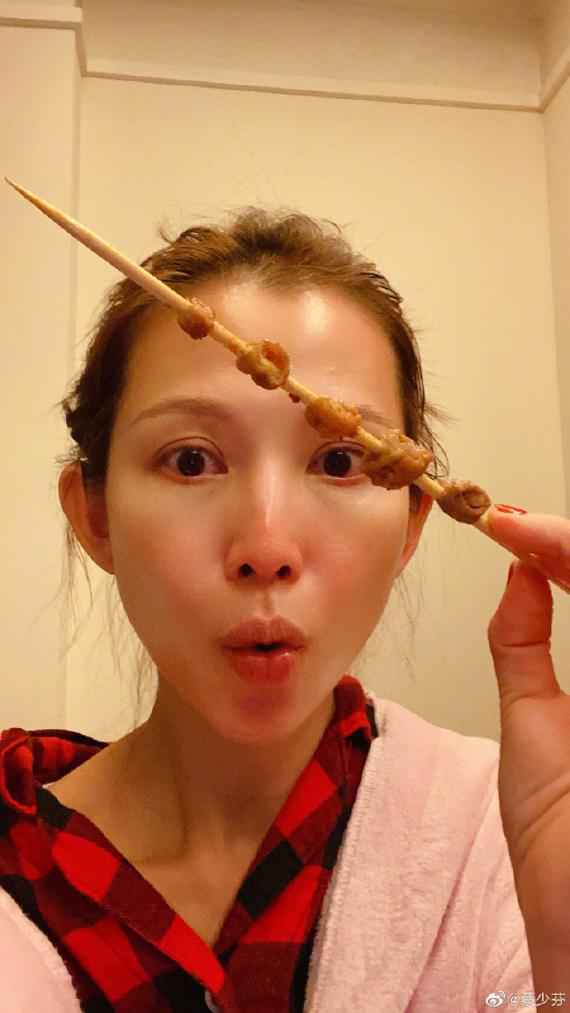 蔡少芬深夜收工吃烤串 穿睡衣素颜出镜大呼“真是爽”