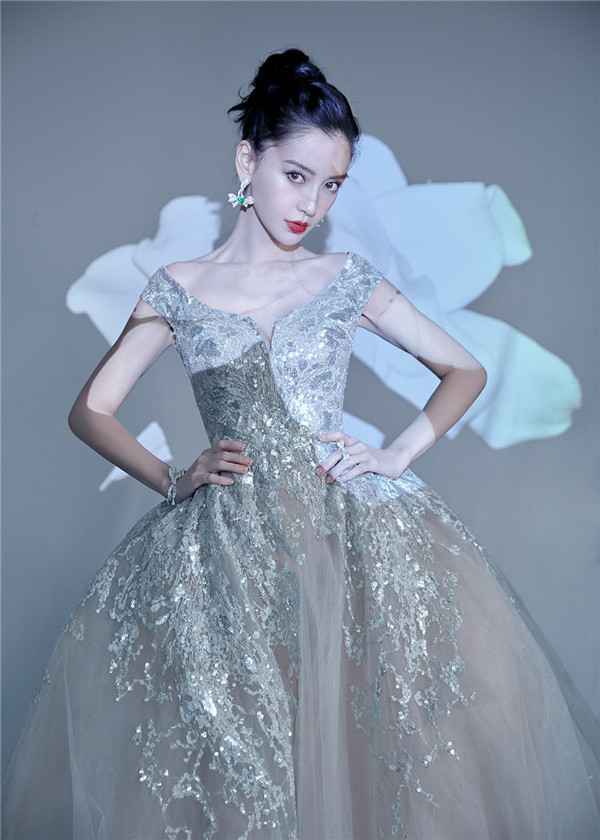 Angelababy亮相盛典活动展现迷人魅力