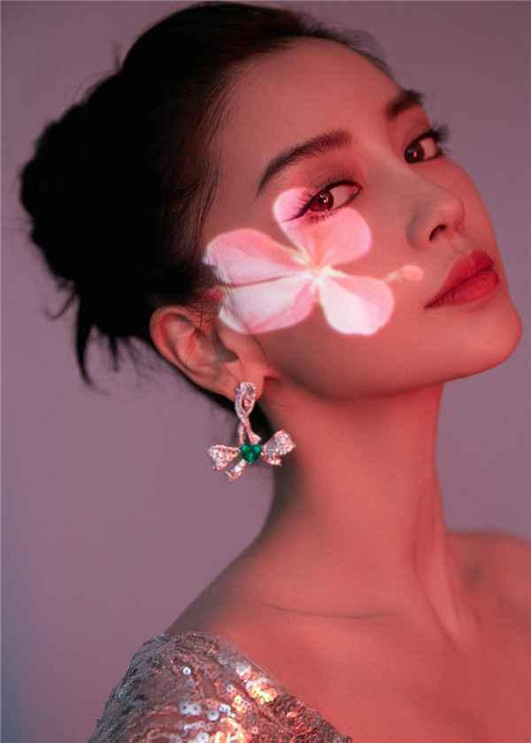 Angelababy亮相盛典活动展现迷人魅力