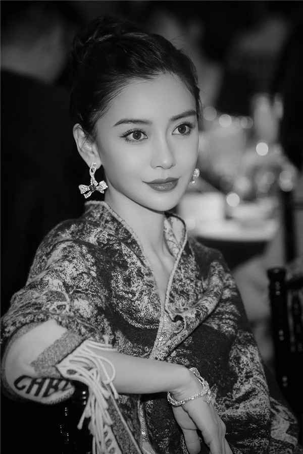 Angelababy亮相盛典活动展现迷人魅力