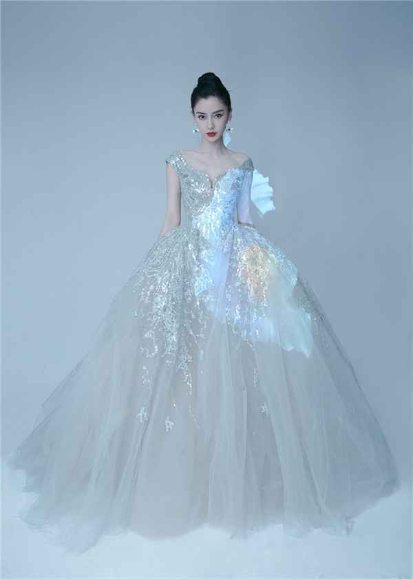 Angelababy亮相盛典活动展现迷人魅力