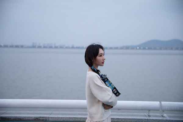 「甜美蜜嗓女孩」麒霏最新单曲〈故事继续写〉