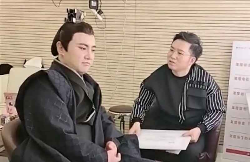 《王牌5》沈腾cos陈萍萍照片流出，网友太懂：他就是想偷懒坐轮椅