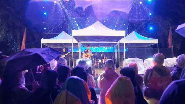 鼓鼓全身皮绷紧 叠人肉金字塔被举高高