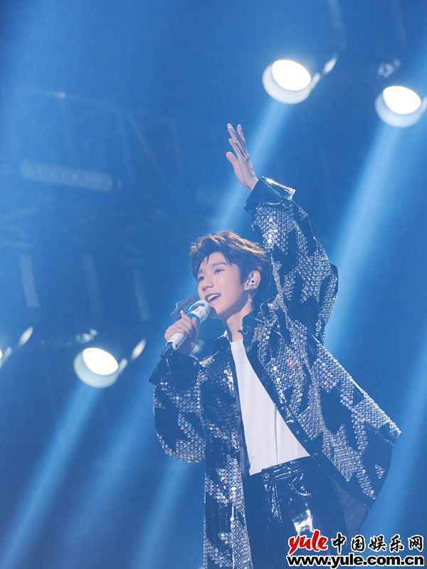 王源《我们的歌》迎收官之战 重唱原创作词曲目《彩虹云朵》甜翻全场