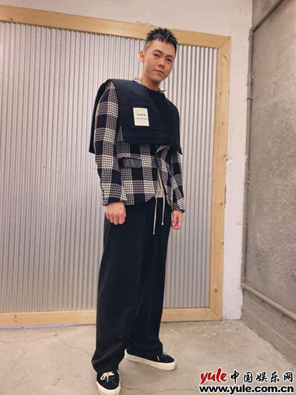 曾昱嘉高铁误点出租车上开嗓 因疫情跨年夜冷清“像彩排”