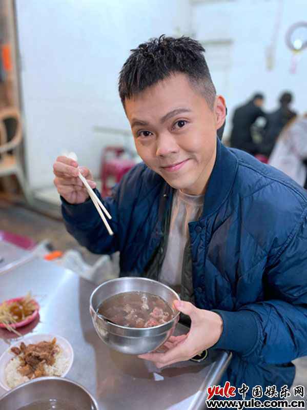 曾昱嘉高铁误点出租车上开嗓 因疫情跨年夜冷清“像彩排”