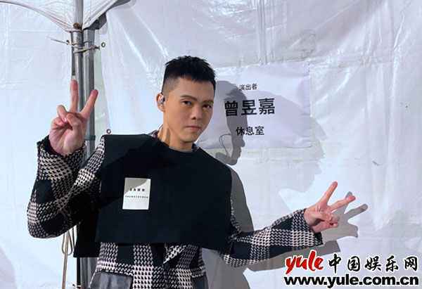 曾昱嘉高铁误点出租车上开嗓 因疫情跨年夜冷清“像彩排”