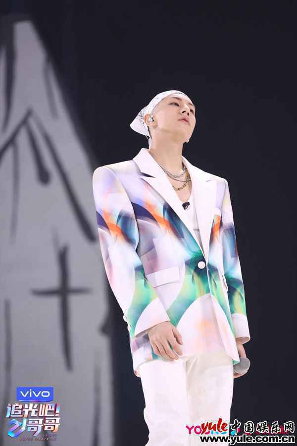 《追光吧！哥哥》二公舞台跨年首发，欢乐与感动加倍！