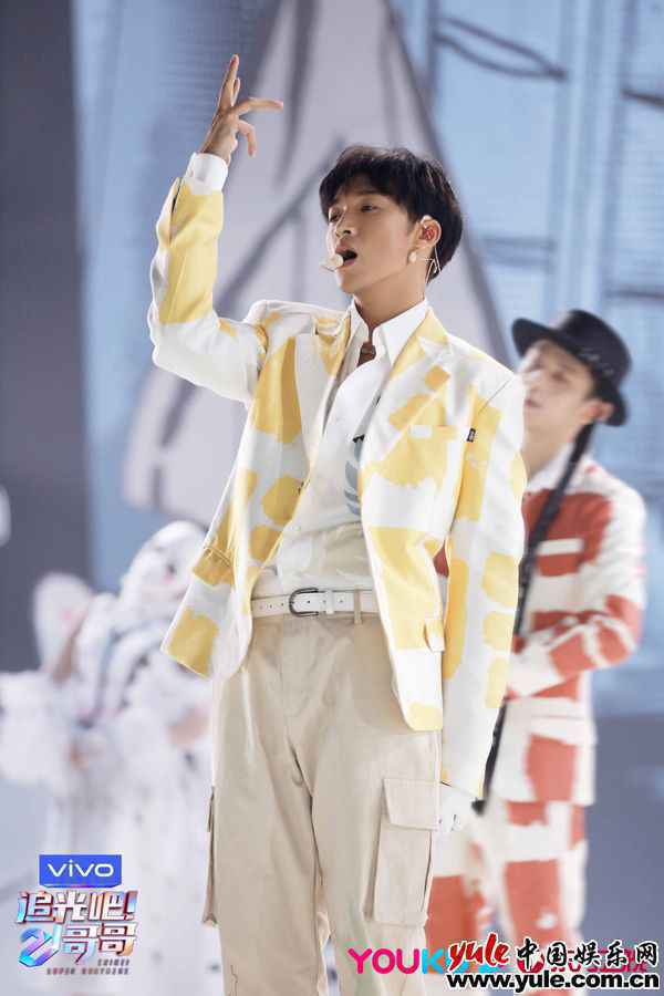 《追光吧！哥哥》二公舞台跨年首发，欢乐与感动加倍！