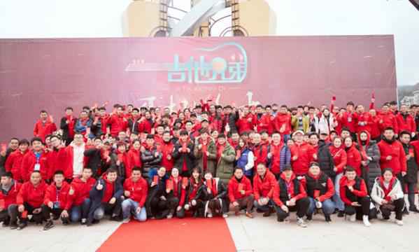 《吉他兄弟》贵州开机 应昊茗变身“小镇青年”白手起家