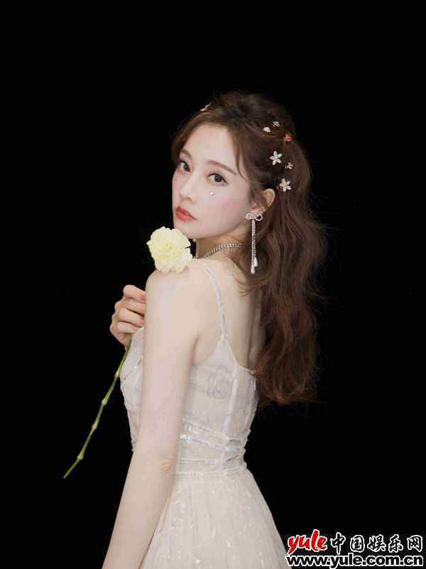 冯提莫气质尽显 冯提莫受邀东方B站双跨年 人气唱功双发力