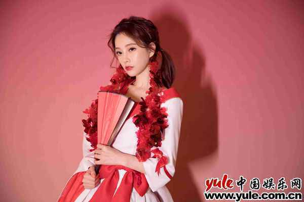 冯提莫温柔可爱 冯提莫受邀东方B站双跨年 人气唱功双发力