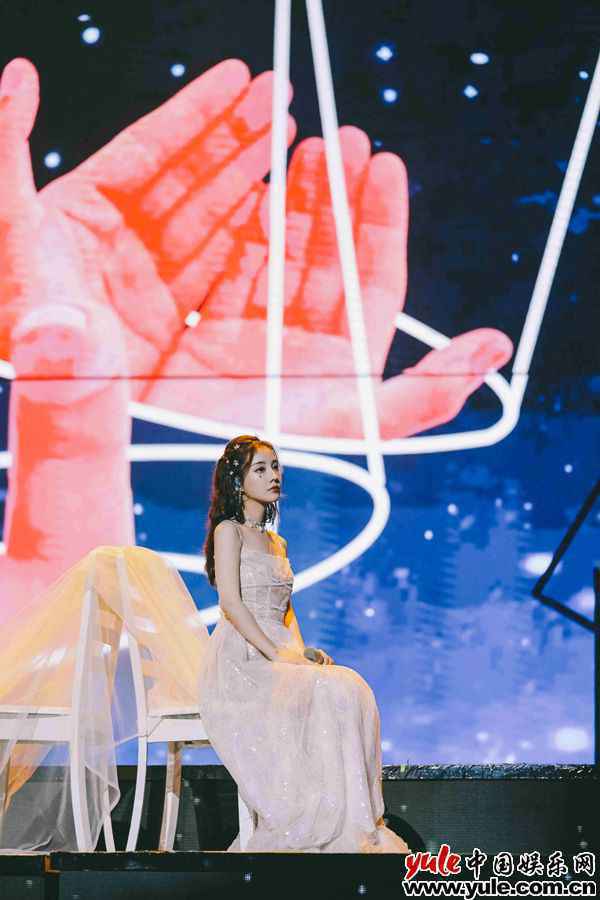 冯提莫绝美舞台 冯提莫受邀东方B站双跨年 人气唱功双发力