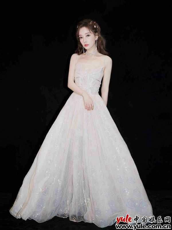 冯提莫浪漫唯美 冯提莫受邀东方B站双跨年 人气唱功双发力