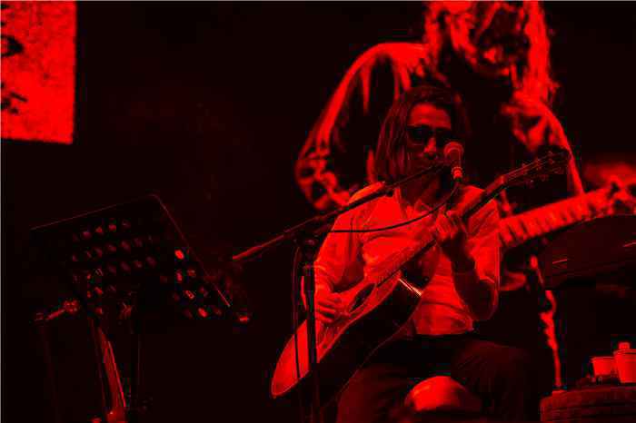 谢天笑新年首演武汉开嗓 送向阳花为英雄城市祝福