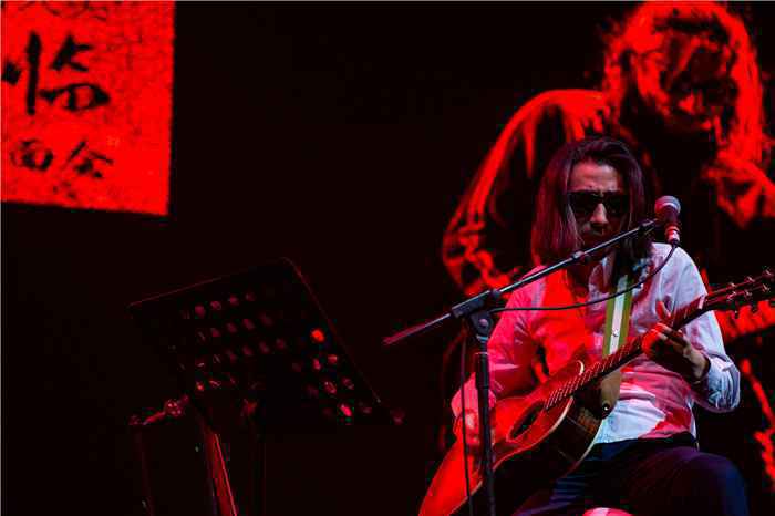 谢天笑新年首演武汉开嗓 送向阳花为英雄城市祝福