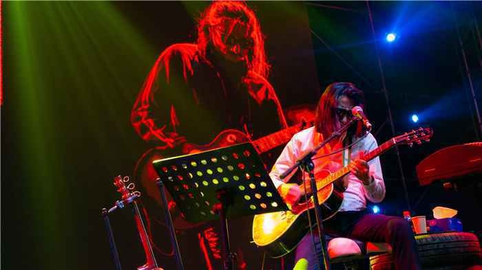 谢天笑新年首演武汉开嗓 送向阳花为英雄城市祝福