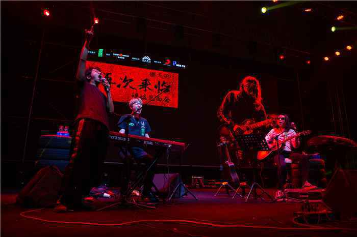 谢天笑新年首演武汉开嗓 送向阳花为英雄城市祝福