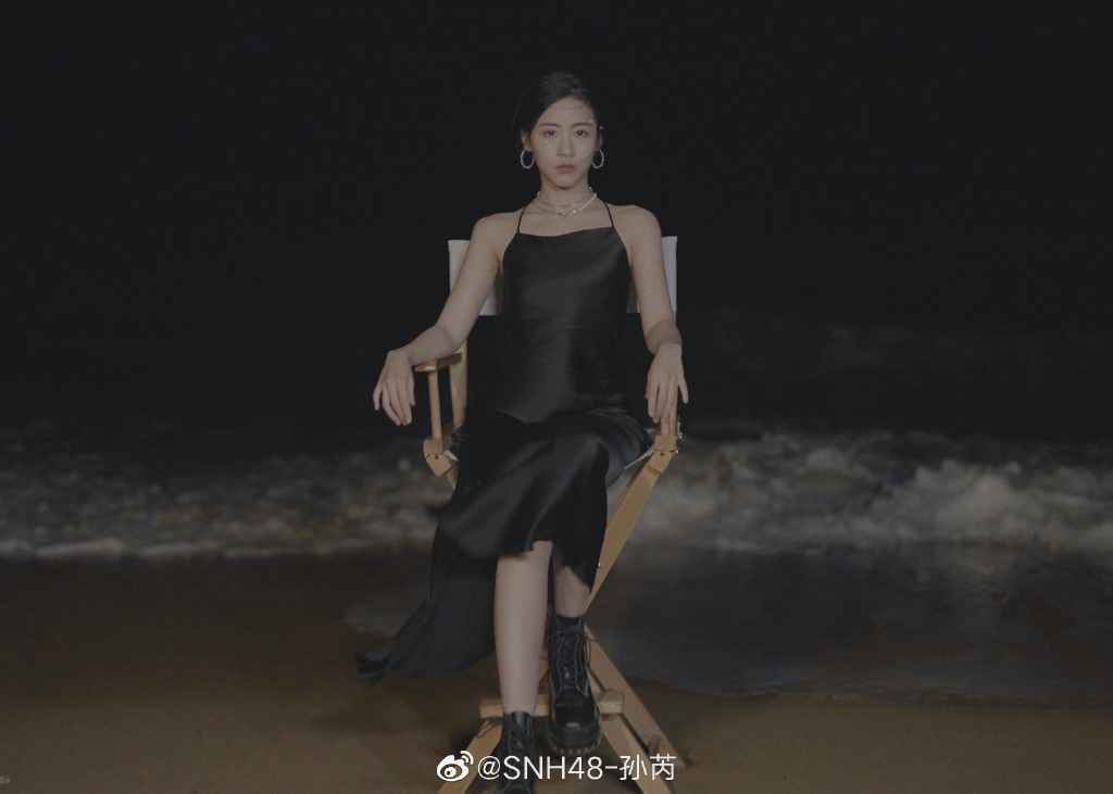 浴缸湿发？赛博朋克？孙芮新EP造型让我直呼“OMG”