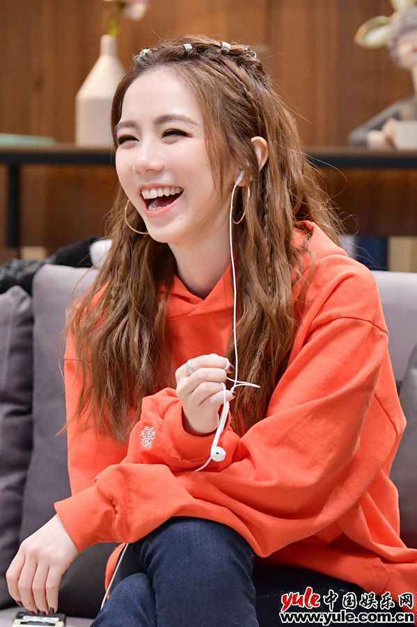 开年暖综《同一屋檐下》即将上线！邓紫棋尽显吃瓜少女本质