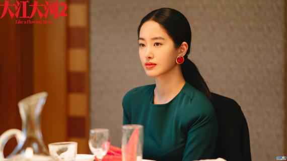 《大江大河2》杨采钰精致穿搭尽显知性 独立女性形象大获好评