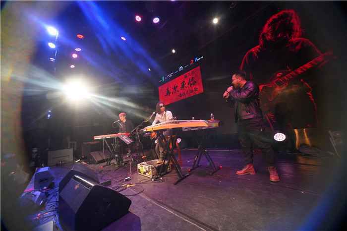 谢天笑唱谈见面会上海完美收官 不插电形式演出将成过去