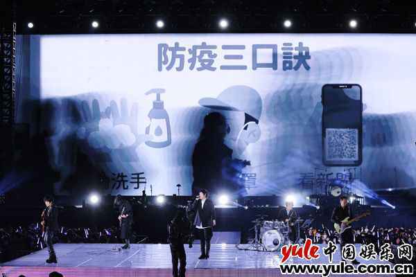 4歌迷戴着口罩一起嗨唱是全世界奇迹 因为有你!五月天《因为你 所以我》创下多项好成绩