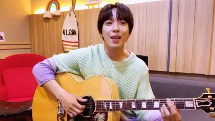 郑容和 IG 公开「Wedding Boys」新歌一小片段,吉他弹唱歌声超甜~