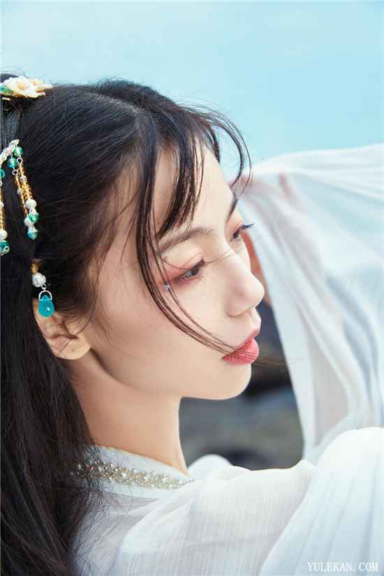 《蓬莱间》主题曲是由谁演唱的？