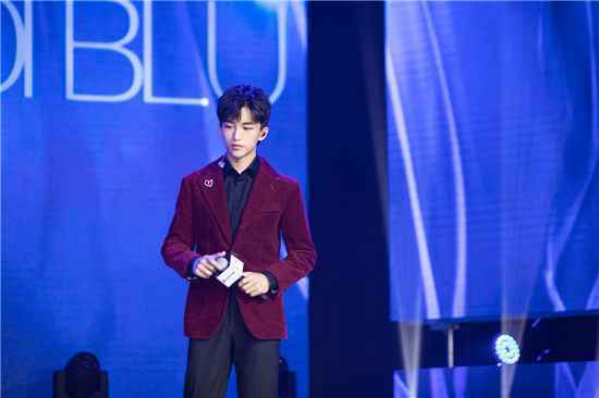 黄子弘凡献唱网易娱乐盛典