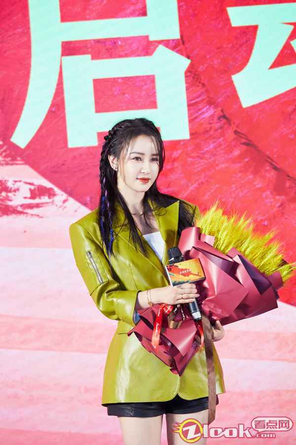 母其弥雅俏皮亮相新片《哈丘爱美丽》启动发布会 一改酷girl形象首演爱情喜剧