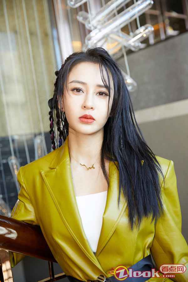 母其弥雅俏皮亮相新片《哈丘爱美丽》启动发布会 一改酷girl形象首演爱情喜剧