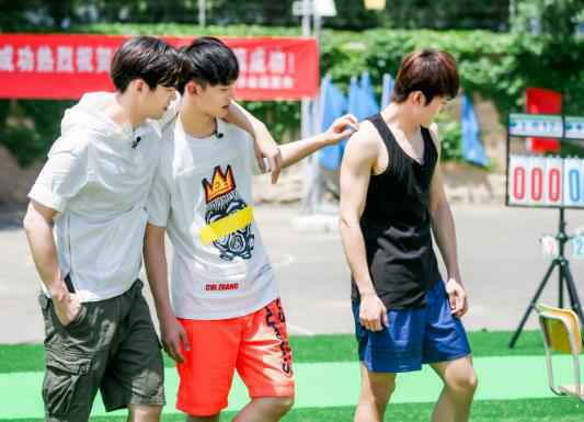 《青春同学会》郭京飞逗趣主持,梅婷休学遗憾被填补