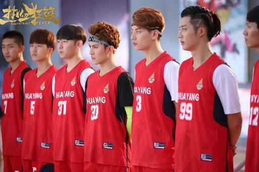 《热血狂篮》华阳球队新教练上任 “破坏”佟梦实邢菲约会