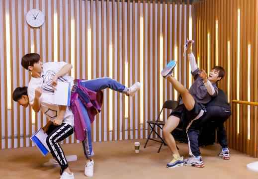 《青春同学会》大戏公演倒计时，胡静手捧榴莲反串罗密欧