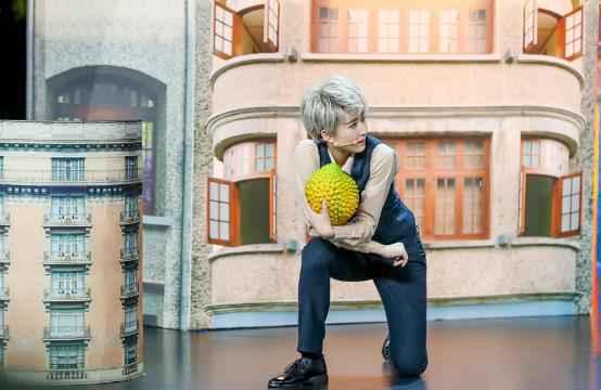 《青春同学会》大戏公演倒计时，胡静手捧榴莲反串罗密欧