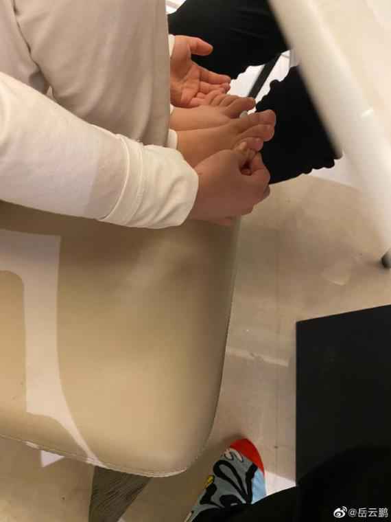 岳云鹏女儿算数手脚并用