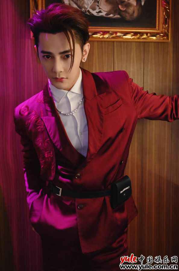 汪东城红色西装气质满分 《追光吧！哥哥》变“阿凡提”跳洗脑神曲
