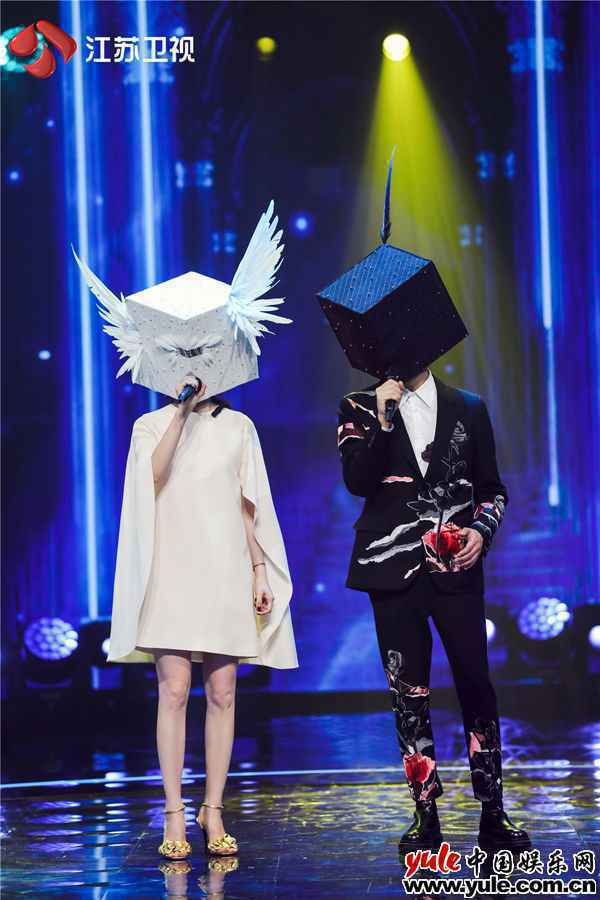 2.白云+黑土 《蒙面唱将猜猜猜》年度盛典上半场阵容新鲜出炉 全能唱将绽放异彩