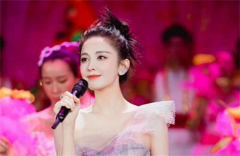 央视五一晚会共盼春来，娜扎张天爱合体，献唱《春暖花开》