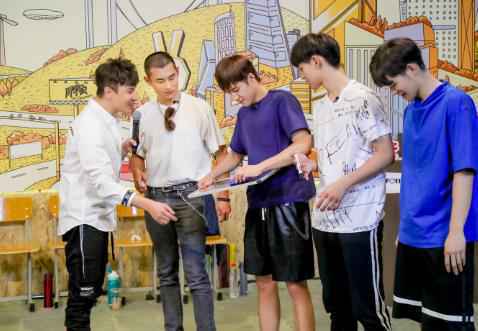 “无辜CP”《青春同学会》再重逢,韩东君王彦霖激动相拥转圈圈