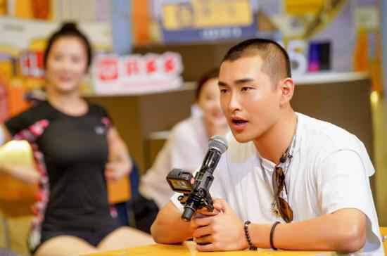 “无辜CP”《青春同学会》再重逢,韩东君王彦霖激动相拥转圈圈