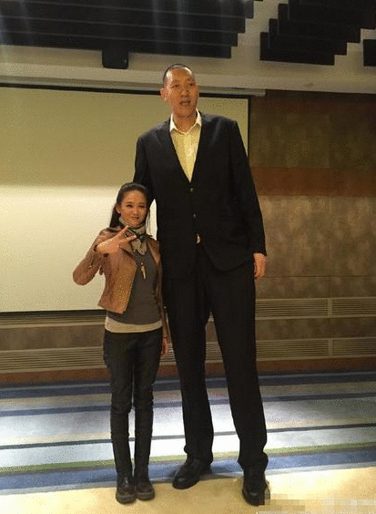 身高差！陈乔恩仰头还不到胸