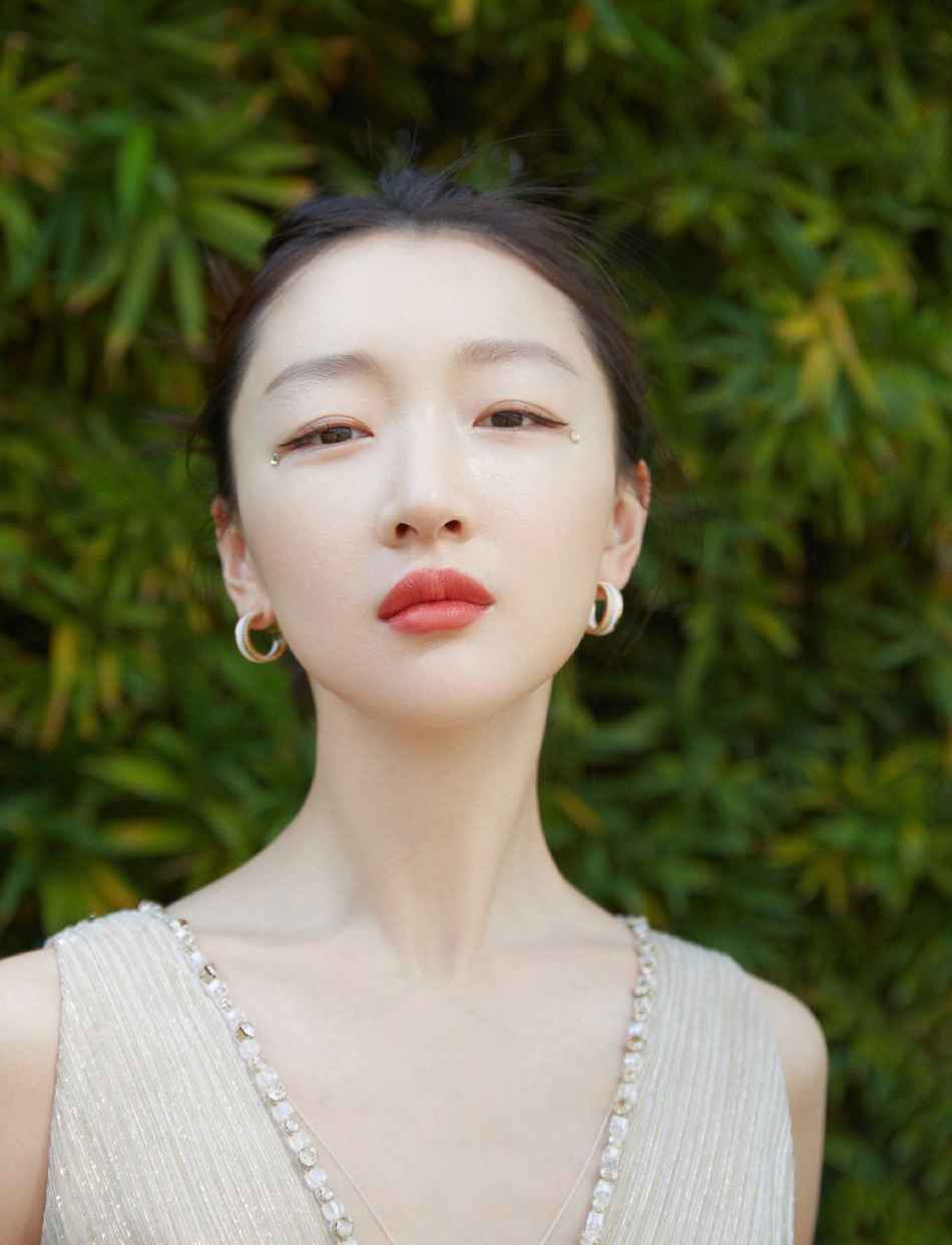 周冬雨身穿香槟色深V流沙礼服 大秀平板身材气质满分